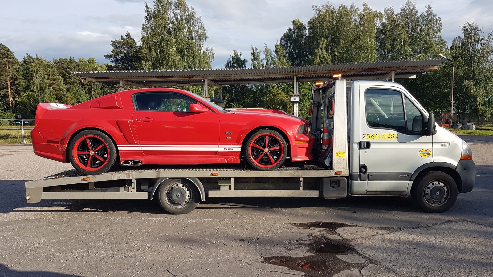 Automašīnas riteņa maiņa uz ceļa ar norautu uzgriezni un mobilo riepu servisu