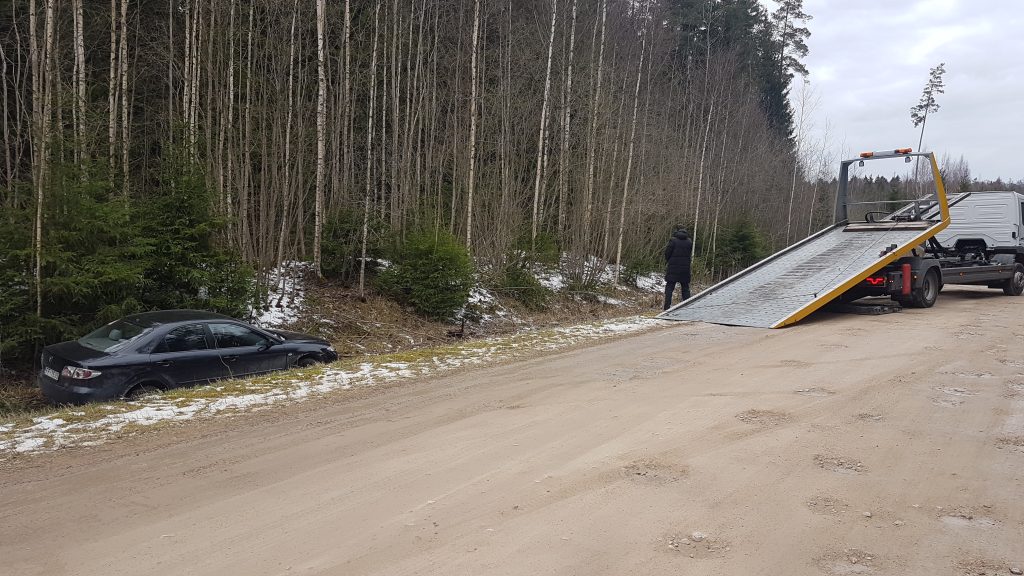 Auto un moto izvilkšana no grāvjiem - Autoevakuators Rīgā un Latvijā 24/7