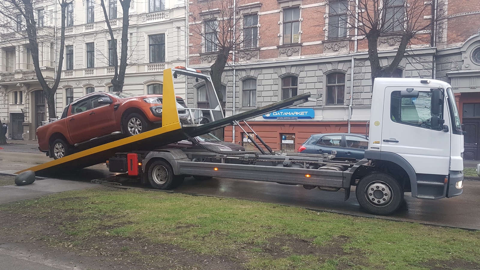 Automašīnas instrumentu panelis ar iedegtu sarkanu SRS gaisa spilvenu brīdinājuma indikatoru pēc sadursmes