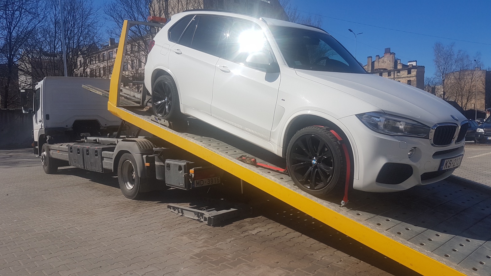 Automašīna ar velosipēdiem uz jumta un aizmugurējā turētāja, gatava tālākam ceļojumam. Droša velosipēdu transportēšana, jumta bagāžnieks, sakabes āķis, autoevakuatorslv.lv