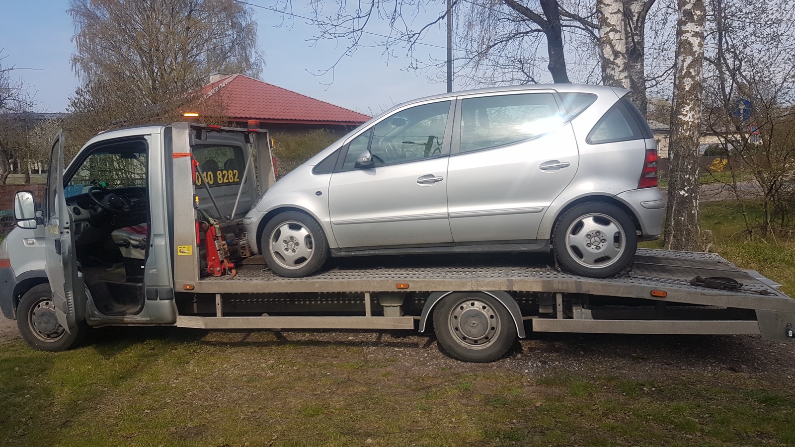 Vīrietis mēģina atbrīvot ieķērušos aizdedzes atslēgu un bloķēto stūri automašīnā, izmantojot pareizo tehniku, lai izvairītos no bojājumiem. RS Auto padomi.