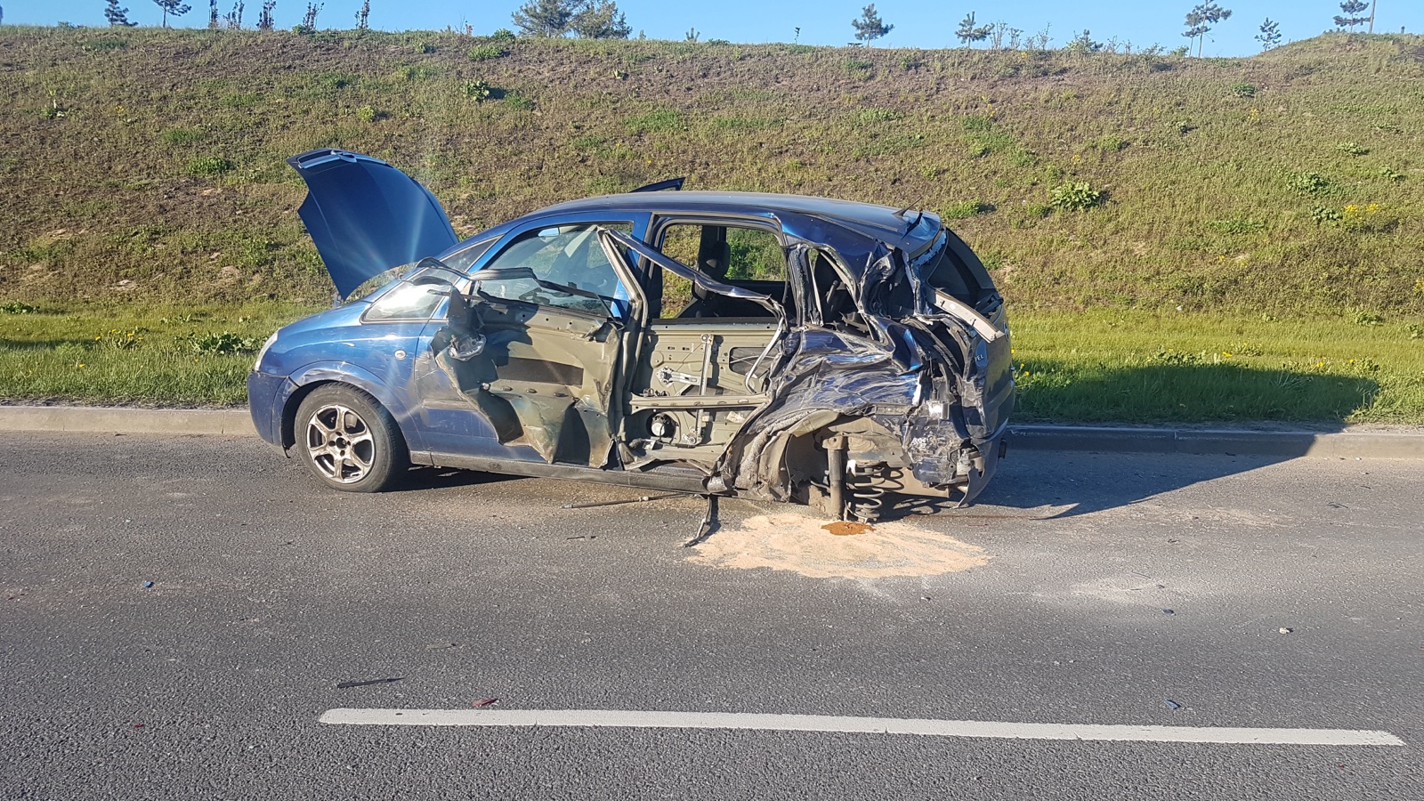 Automašīnas vadītājs cīnās ar smagu stūri pēc stūres pastiprinātāja atteices. Droša rīcība un autoevakuators palīdzība.