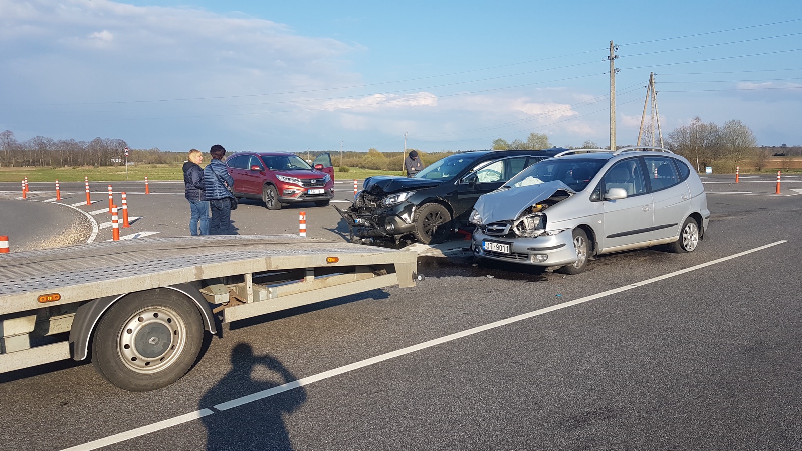 Pārkarsis auto ar tvaikiem no motora nodalījuma. Automašīnas dzinēja pārkaršana un dzesēšanas ventilatora atteice. Autoevakuatorslv.lv palīdzība.