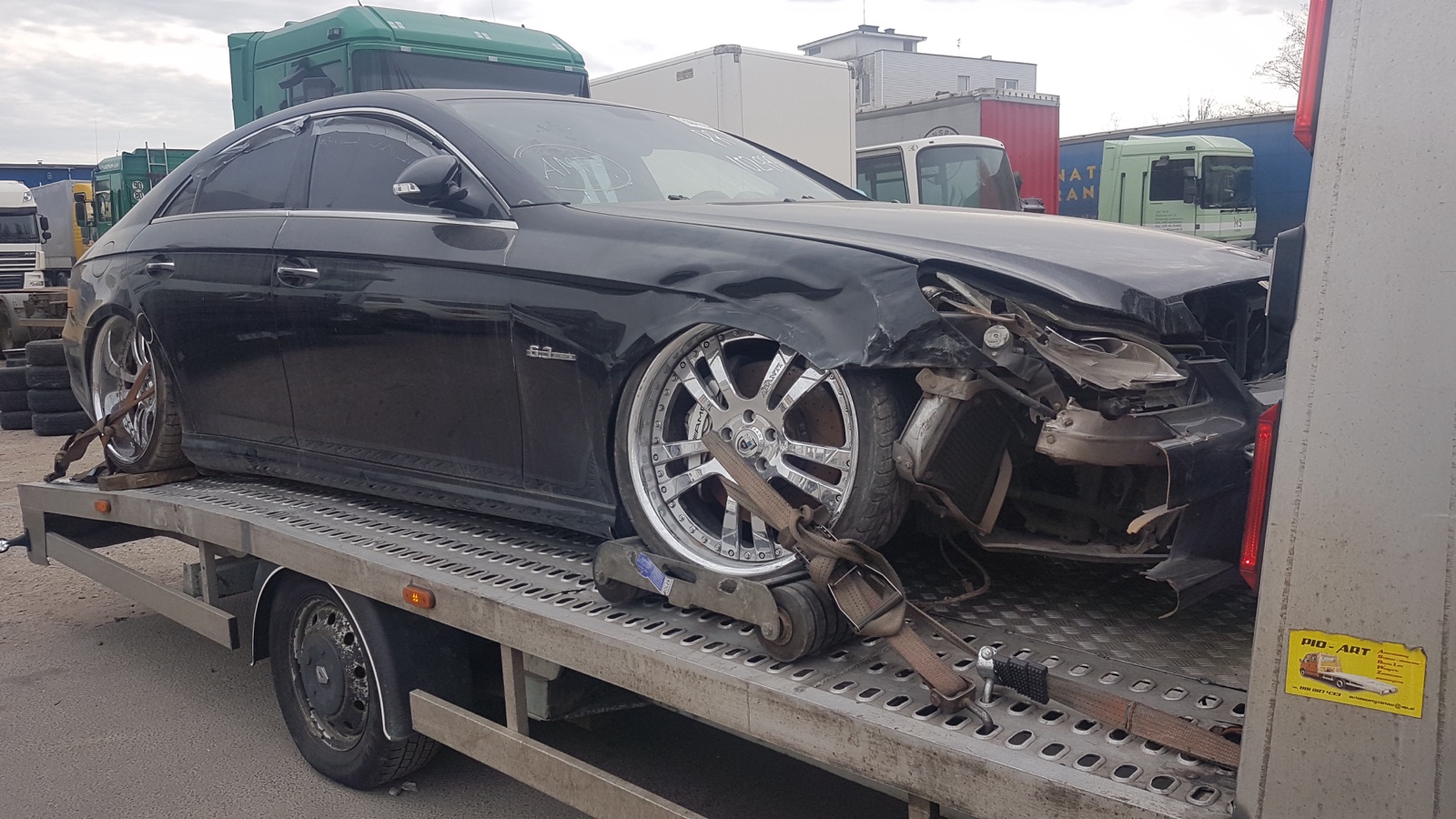 Auto iebrauc dziļā peļķē Rīgas ielā, radot šļakatas. Risks hidrotriecienam un motora bojājumiem. RS Auto evakuators.