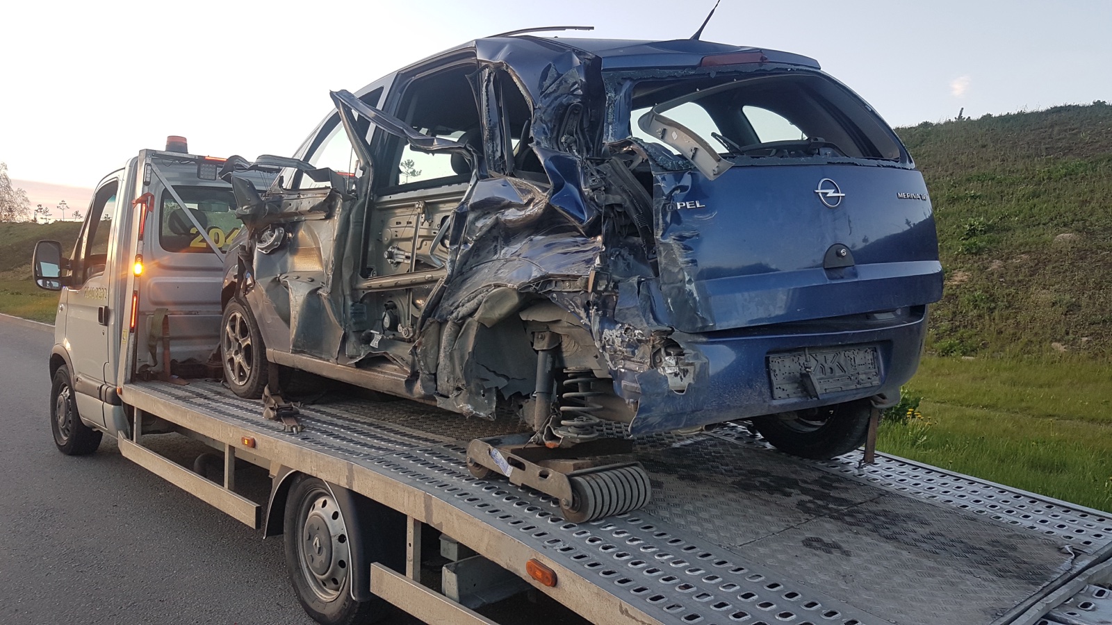 Autoevakuators transportē dīzeļauto ar DPF filtra bojājumu