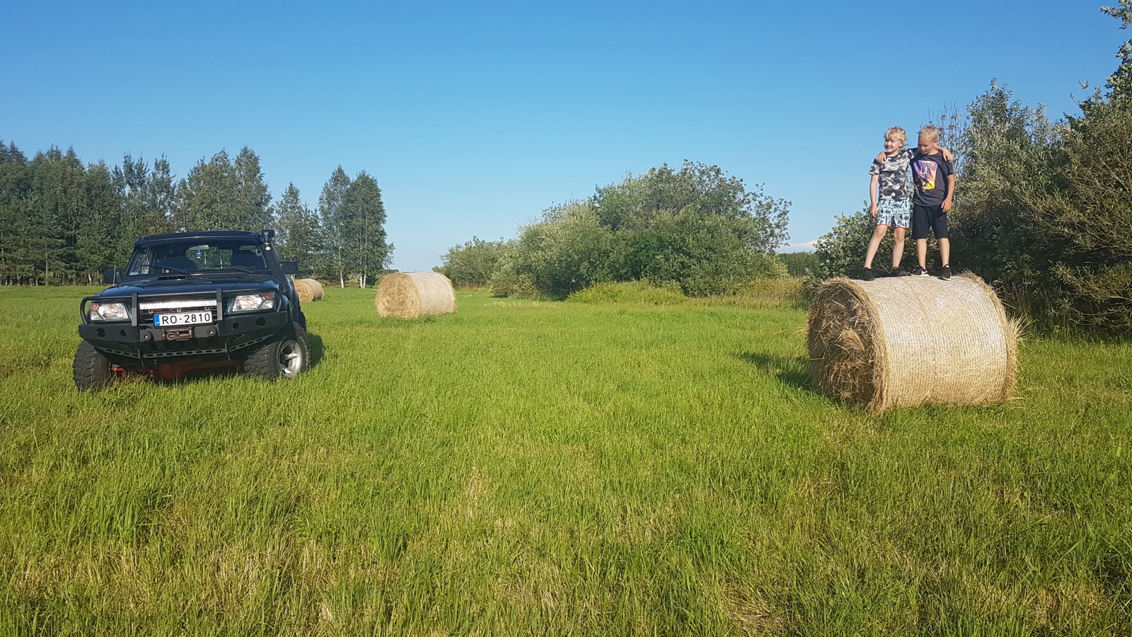 Autoevakuators transportē sagatavotu auto uz CSDD apskates staciju