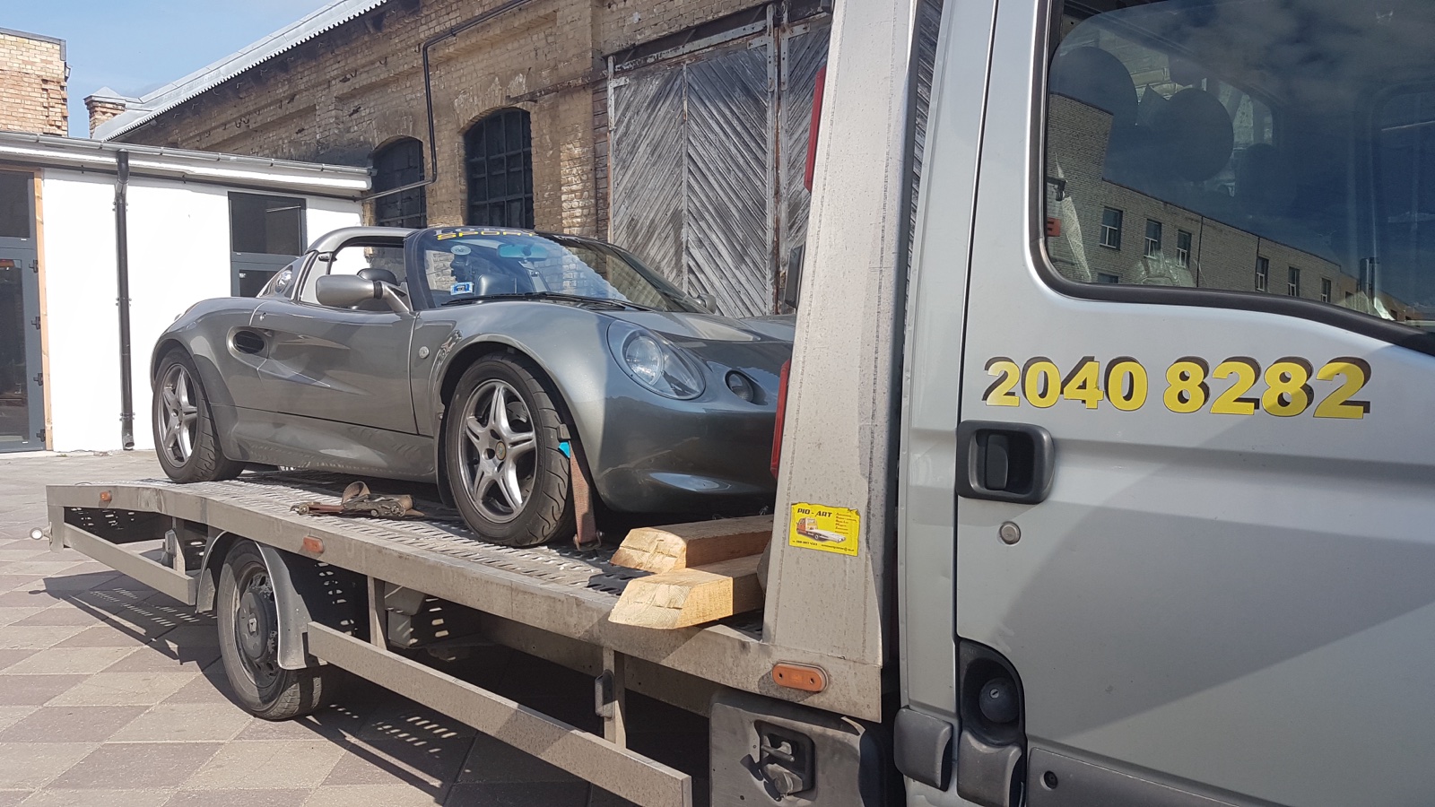 Autoevakuators velk uz platformas auto ar salauztu pusasi