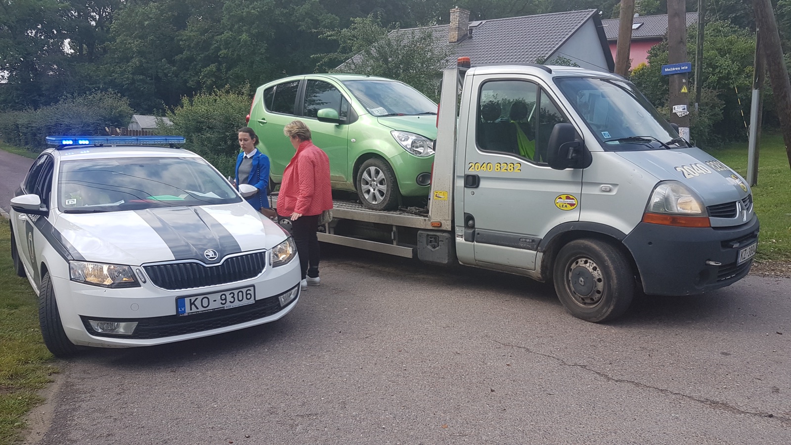 Valsts policijas auto un autoevakuators avārijas vietā KASKO un OCTA atlīdzības noformēšanai