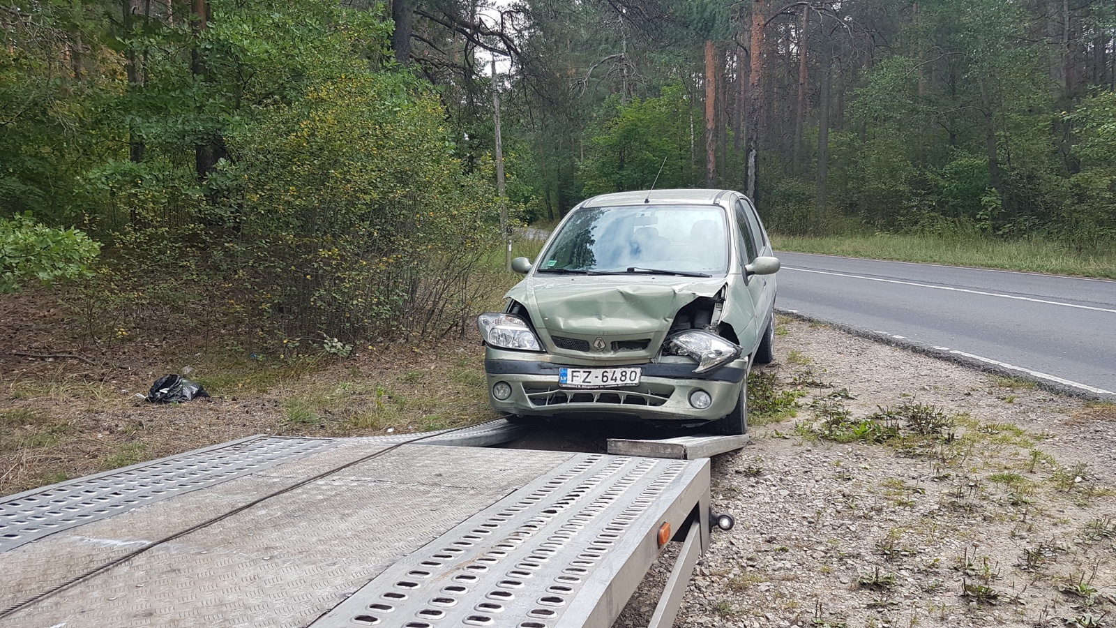 Autoevakuators ar platformu un vinču velk auto ar bloķētu kārbu P pozīcijā