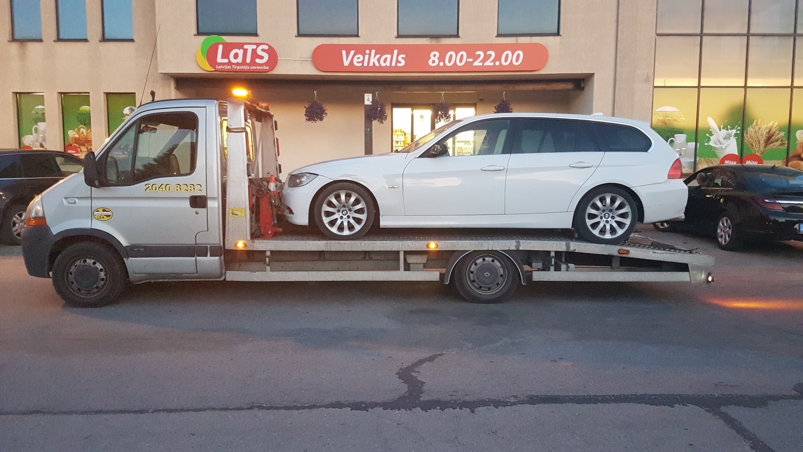Auto brauc pa rudens lapām klātu slapju meža ceļu