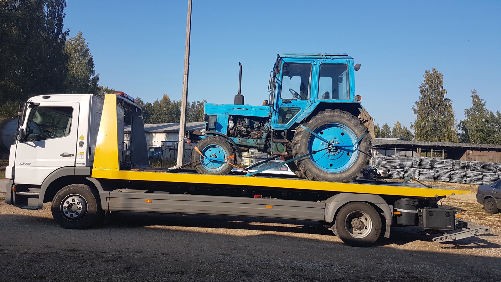 Mobilais riepu serviss maina riepas aukstā rudens dienā
